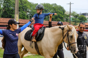 Imagem da notícia - Setembro Verde: SEPcD realiza atividade de equoterapia para crianças com deficiência