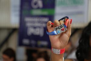 Imagem da notícia - Festival de Parintins 2025: Pessoas com Deficiência recebem pulseiras credenciadas para Festa dos Visitantes