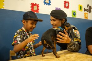 Imagem da notícia - Setembro Verde: Crianças com deficiência participam de manhã lúdica com cães policiais da CIPCães