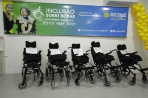 Imagem da notícia - Governo do Amazonas entrega documentos e cadeiras de rodas para pessoas com deficiência de Carauri