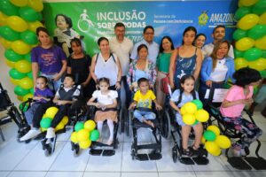 Imagem da notícia - Governo do Amazonas entrega cadeiras de rodas e documentos de identificação PcD, em Tabatinga