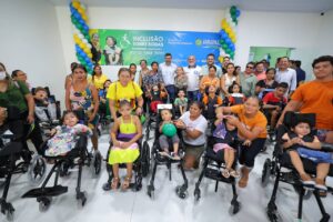 Imagem da notícia - Governo do Amazonas entrega cadeiras de rodas e documentos em Nova Olinda do Norte 