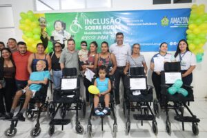 Imagem da notícia - Governo do Amazonas entrega cadeiras de rodas postural para pessoas com deficiência em Atalaia do Norte