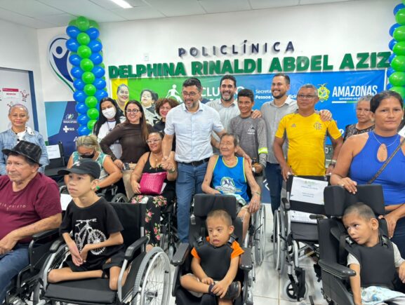 Governo do Amazonas entrega cadeiras de rodas e documentos para pessoas com deficiência em Manacapuru
