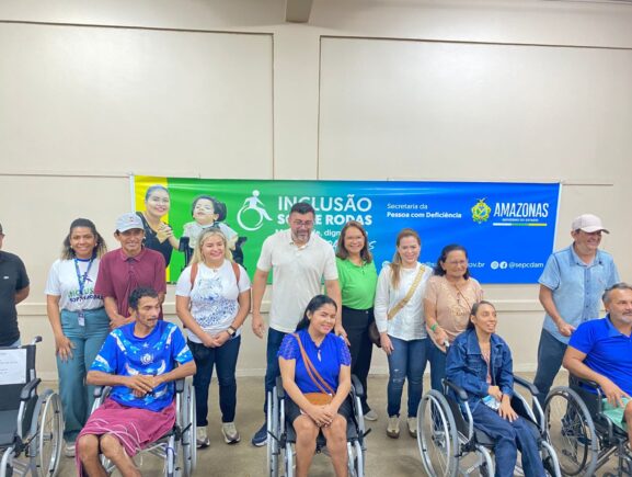 Governo do Amazonas entrega cadeiras de rodas e documentos para pessoas com deficiência em Parintins