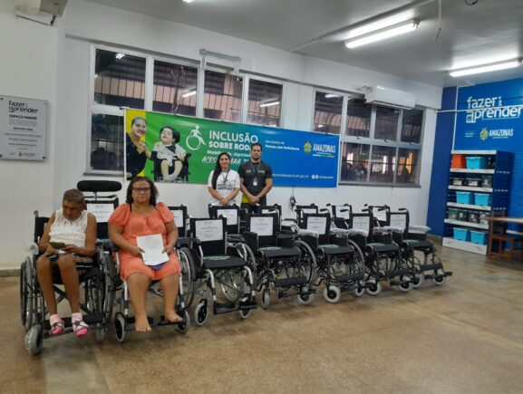 Governo do Amazonas entrega cadeiras de rodas e documentos para pessoas com deficiência em Iranduba 