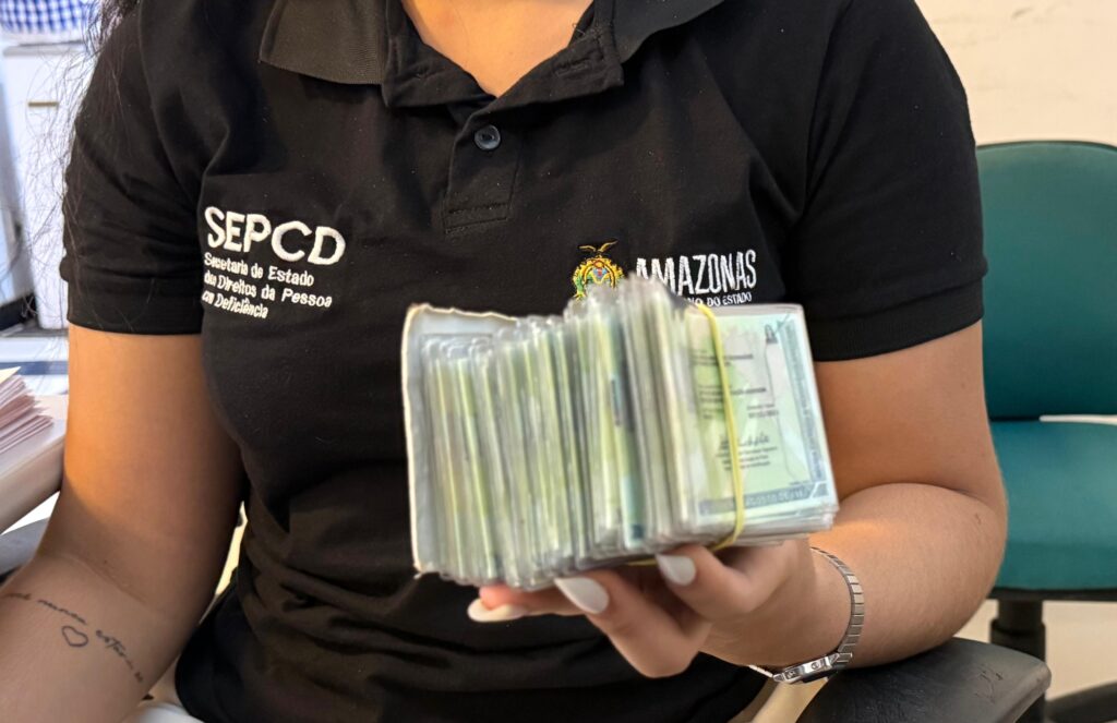 Colaboradora segurando carteiras de identidade