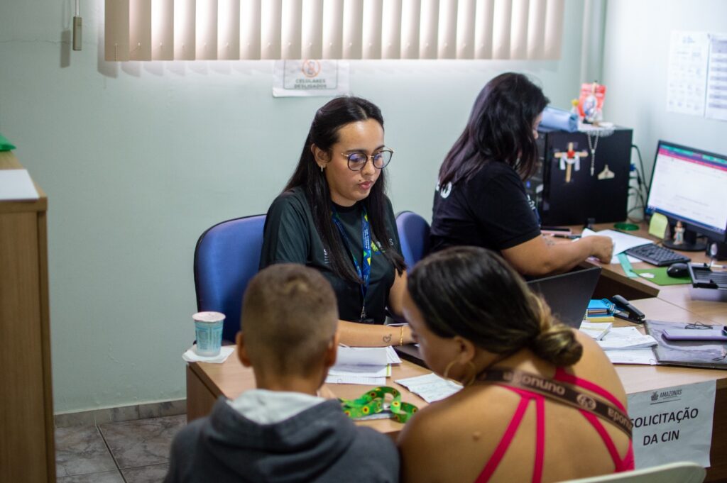 Imagem de uma servidora em atendimento para um documento da CIN