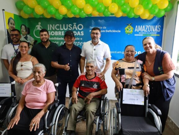 Governo do Estado entrega cadeiras de rodas especializadas em Maraã e Uarini