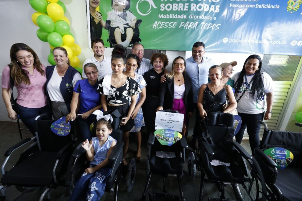 Secretária do SEPCD e Governador Wilson Lima ao lado de beneficiários