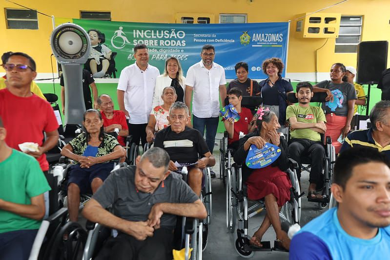 Governador Wilson Lima com equipe da SEPcD e outros secretária Selma Banes posando com pessoas com deficiência em suas cadeiras de rodas