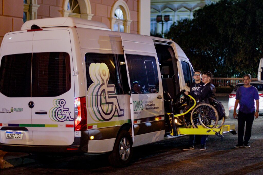 Van adaptada com uma pessoa com deficiência, usuario de cadeira de rodas, embarcando no veiculo por meio do elevador da van