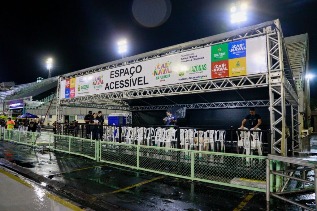 Imagem da estrutura do Espaço Acessivel montada na pista do Sambodromo