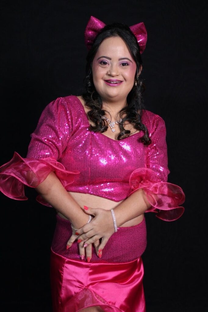 foto da barbara picanço, mulher com sindrome de down, vestida para apresentação de dança