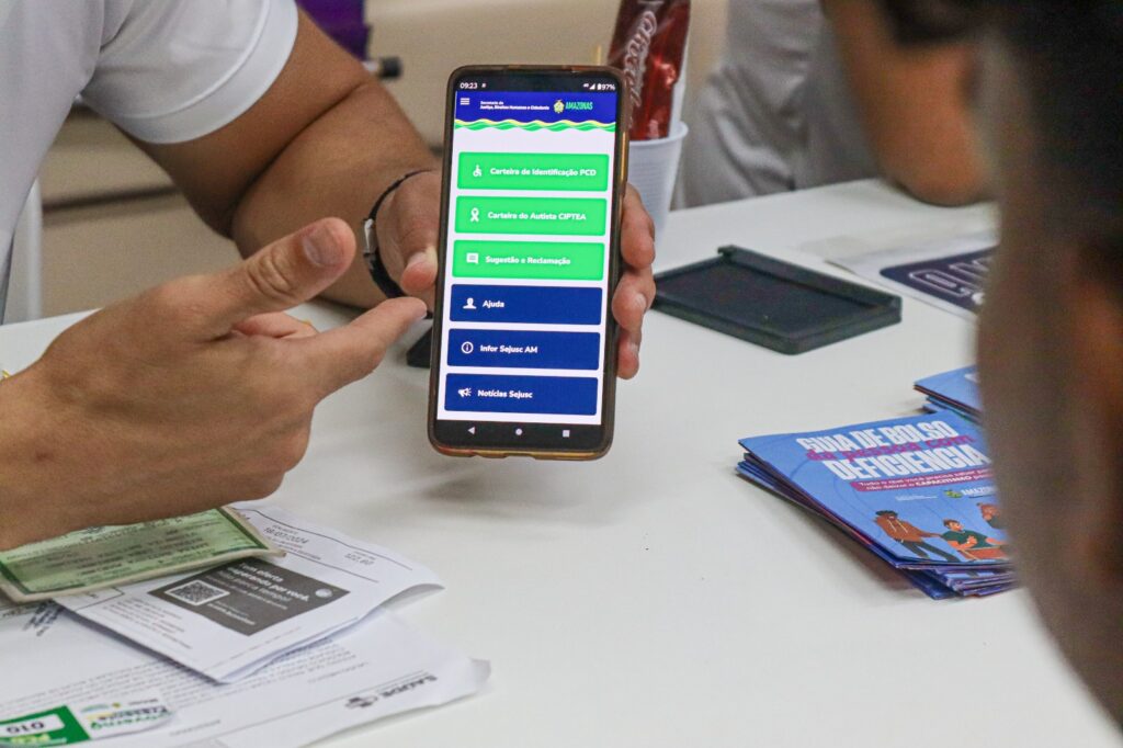 imagem de uma pessoa vendo o celular aberto no aplicativo sasi