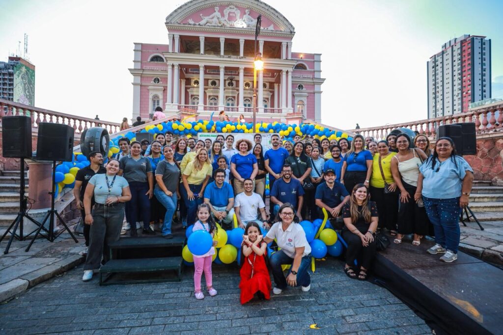 servidores da sepcd em frente ao teatro amazonas