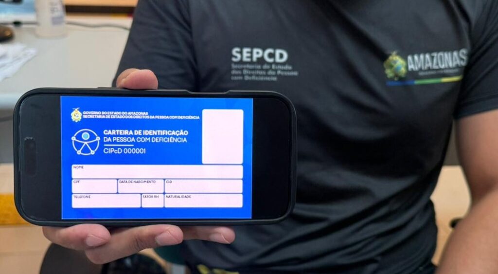 imagem de uma pessoa segurando o celular com a nova versão da cipcd na imagem