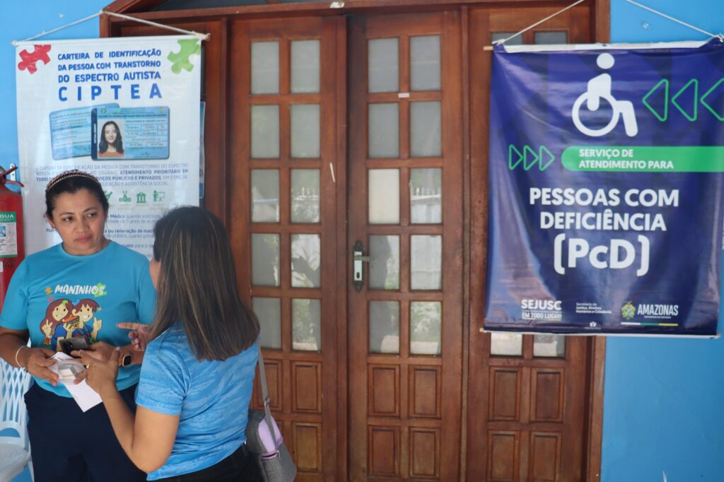 imagem de duas mulheres conversando e os banner da pessoa com deficiência atras delas