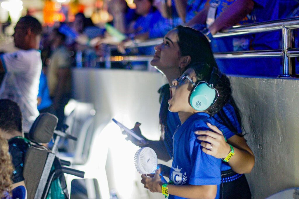 imagem de uma criança e sua mãe surpresos e maravilhados com o espetáculo do festival