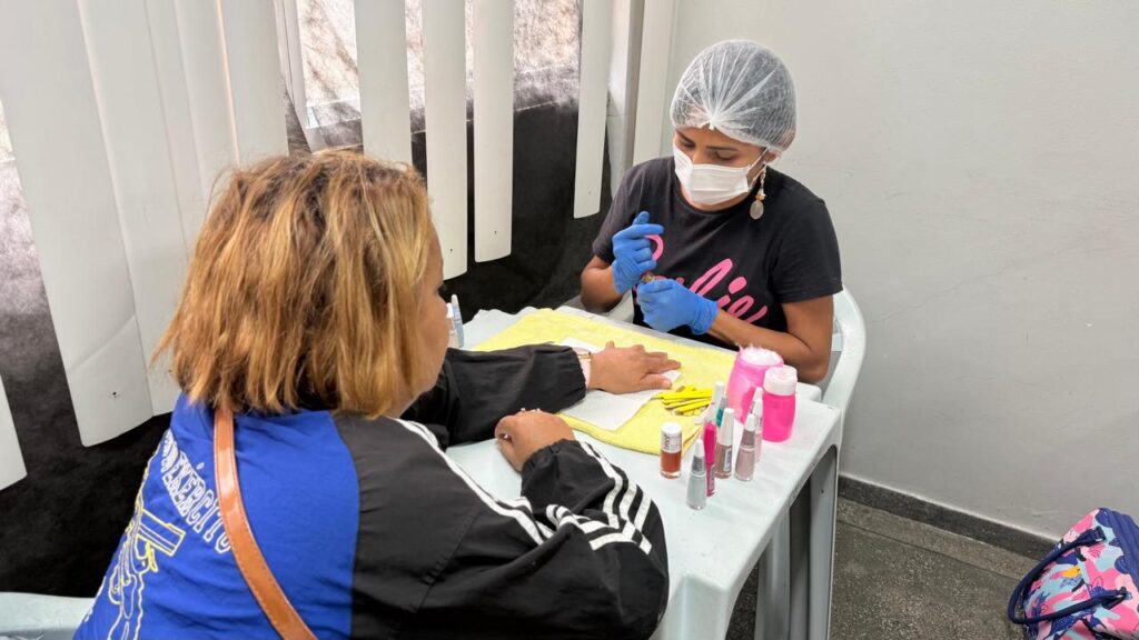 técnica realizando a esmaltação de uma mulher 