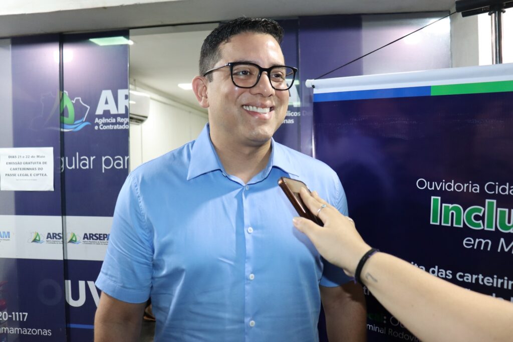 imagem do diretor sorrindo para a pessoa enquanto é entrevistado