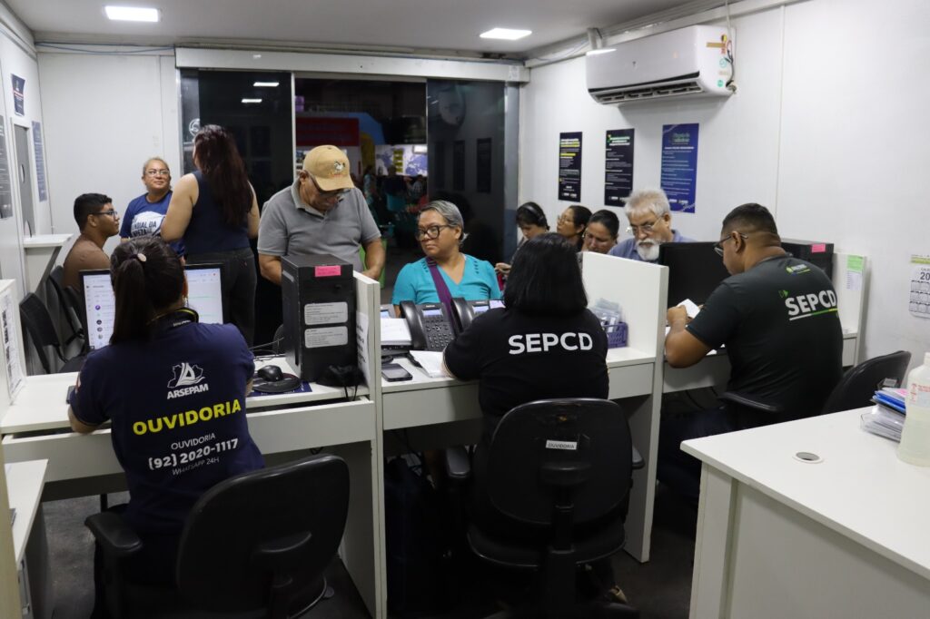 imagem de pessoas em atendimento na ouvidoria da arsepam