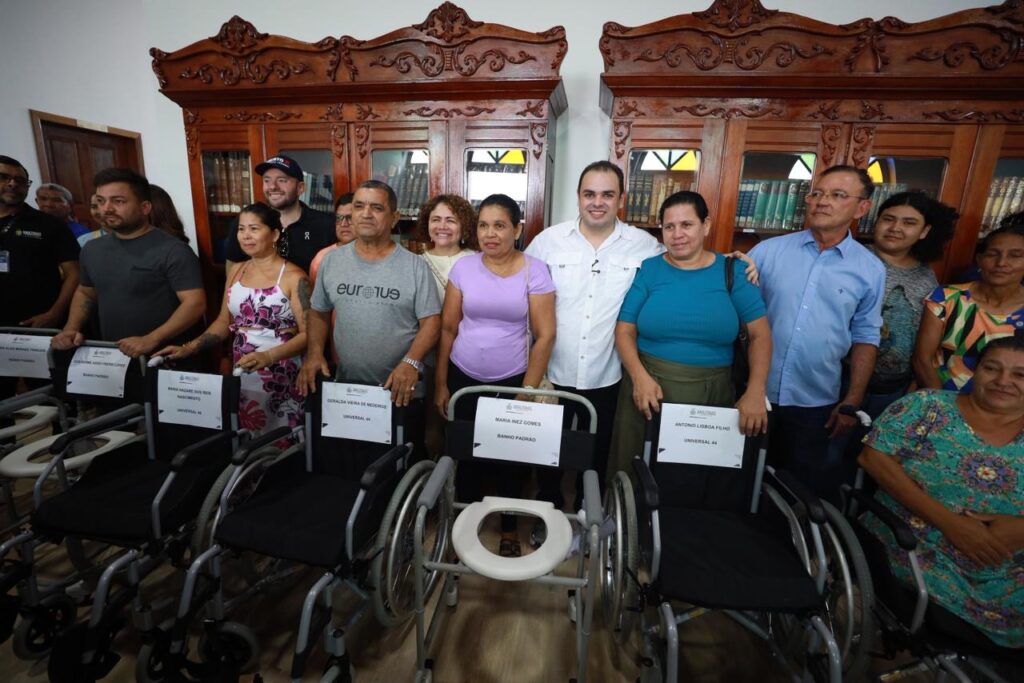 governador roberto cidade e secretária selma banes entregando cadeira de rodas em humaitá junto com outras autoridades e população na foto