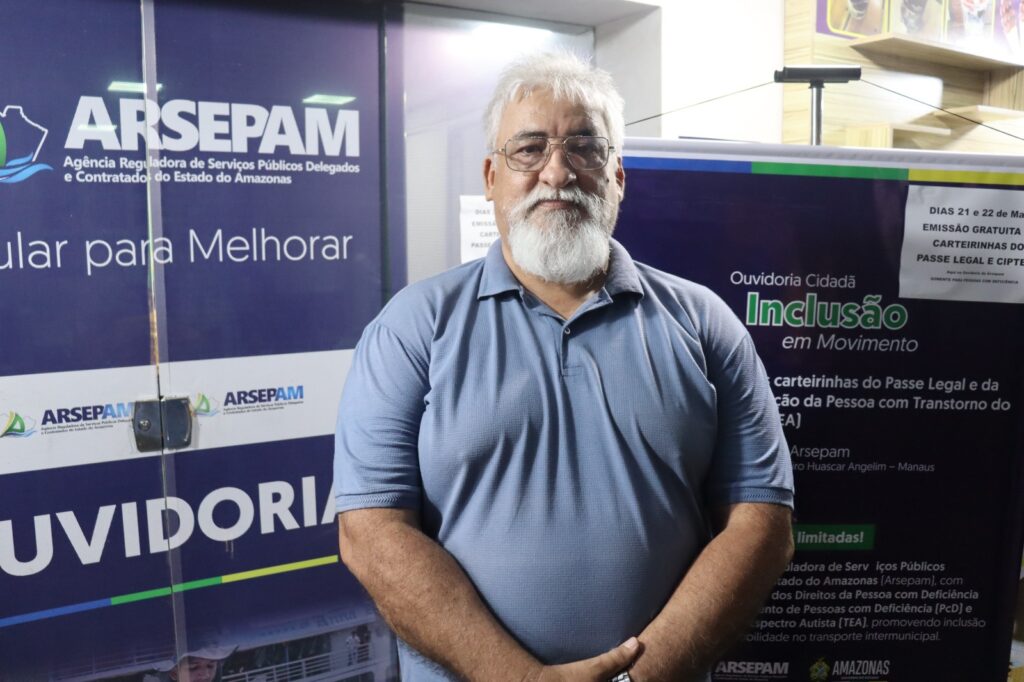 imagem de Francisco sorrindo para a foto em frente a ouvidoria
