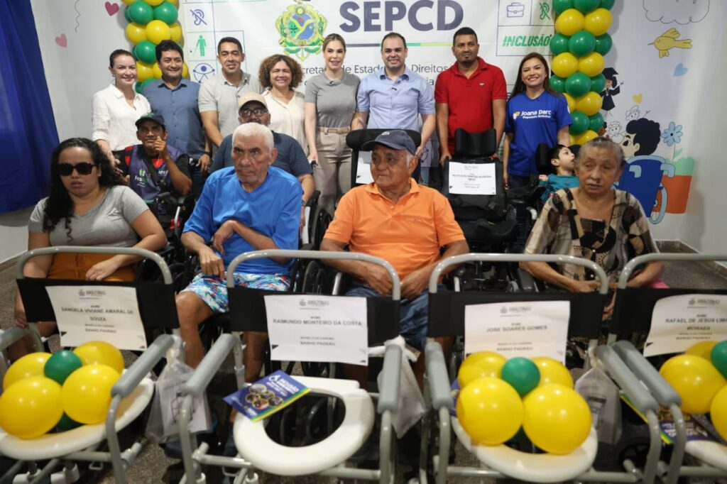 imagem do governador roberto cidade, secretária selma banes e autoridades entregando cadeiras de rodas para a população de presidente figueiredo