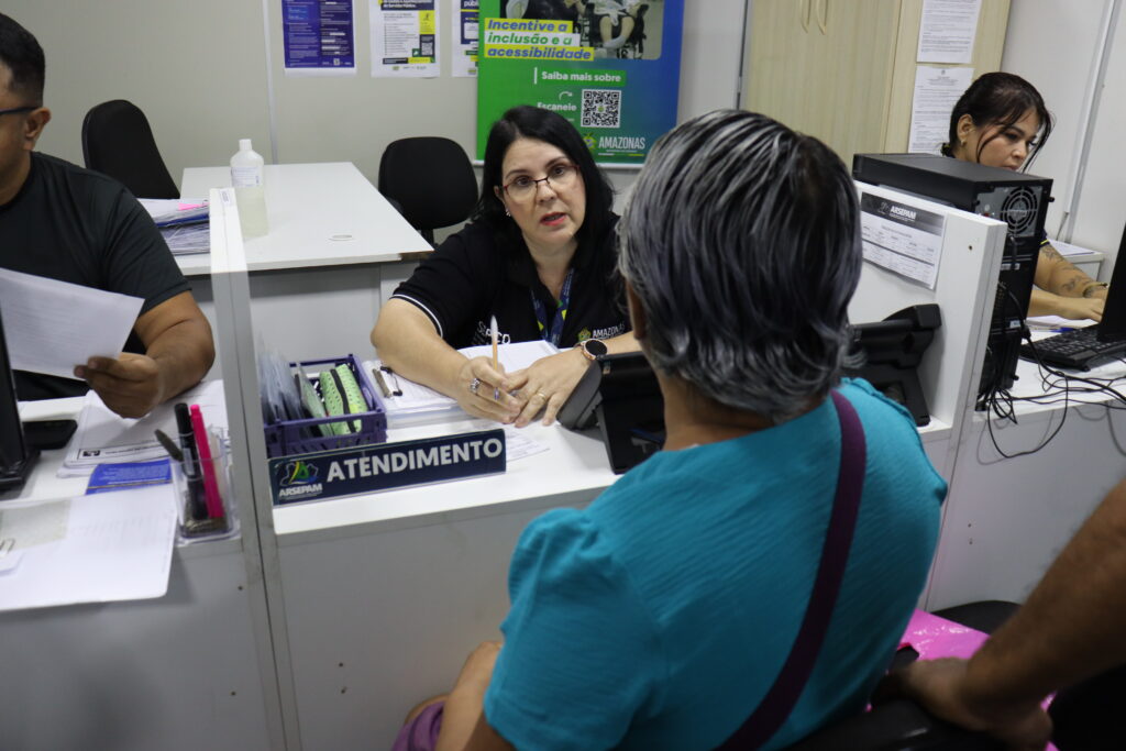 Foto de um atendimento na ação da ouvidoria cidadã