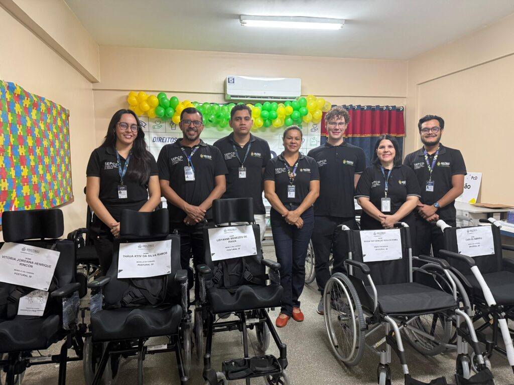 equipe da sepcd realizando uma entrega de cadeiras de rodas na ação do governo presente