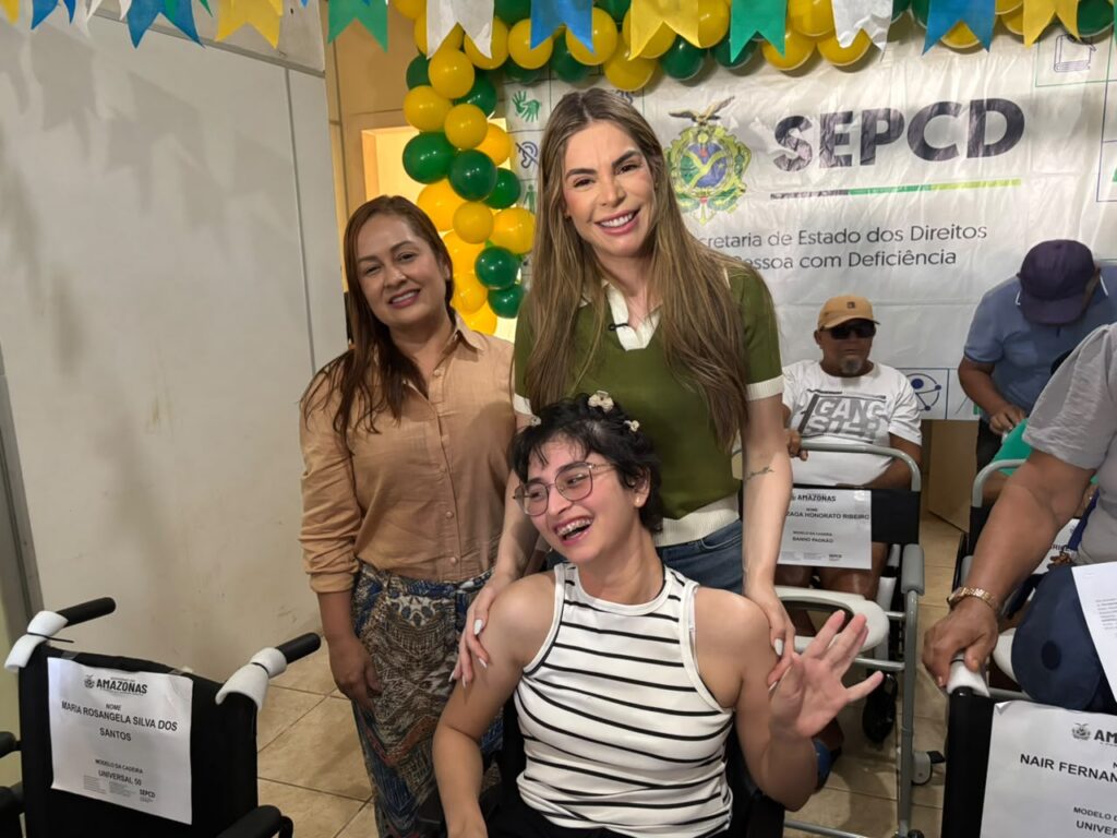 foto de usuária em uma nova cadeira de rodas entregue pela secretára Soraid Naveca e a primeira-dama, Thaissa Cidade