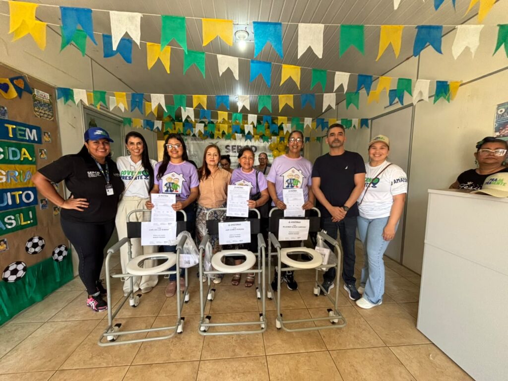foto da equipe da sepcd com cadeiras de banho